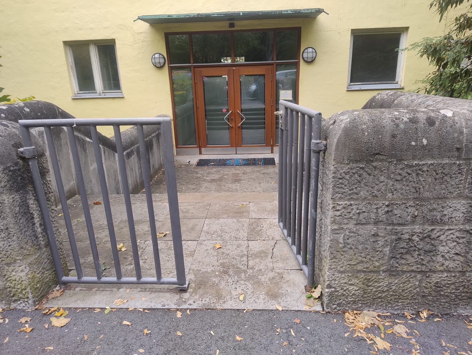 Eingang zur Sporthalle neben der Haltestelle Handwerkskammer.